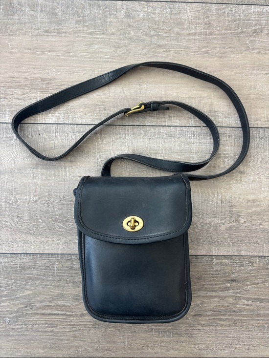 Coach Handbags - Vintage COACH Sidepack Ba